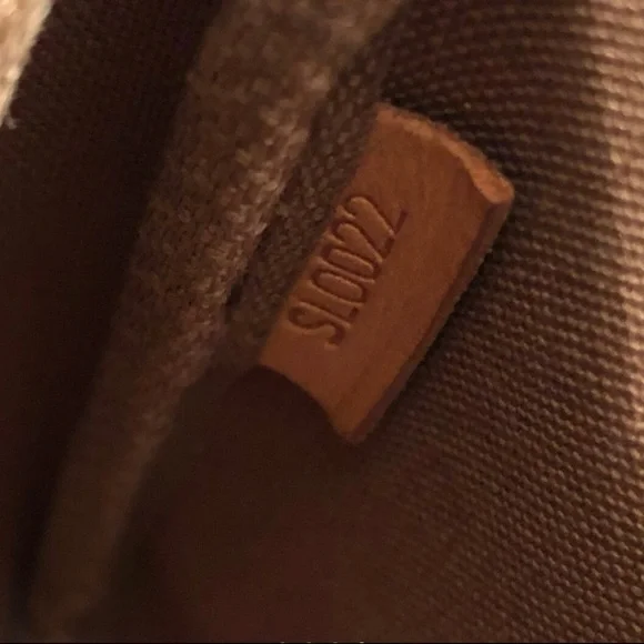 Vintage Louis Vuitton Pochette Accessoires Monogram bag with Gold Chain - Picture 5 of 11